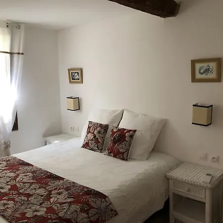 Holiday home Charmante Maison De Village Avec Toit Terrasse Montalba-le-Chateau