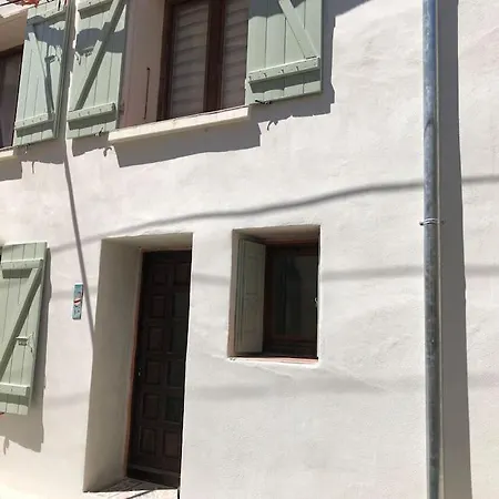 Holiday home Charmante Maison De Village Avec Toit Terrasse Montalba-le-Chateau