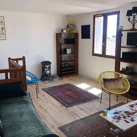 Holiday home Charmante Maison De Village Avec Toit Terrasse Montalba-le-Chateau