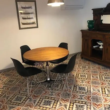 Holiday home Charmante Maison De Village Avec Toit Terrasse Montalba-le-Chateau
